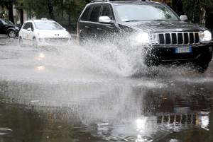 Pioggia e bufera: allerta in sei Regioni Rischio alluvione a Roma