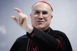 Media cattolici, Bertone: 
"Non devono schierarsi" 
Famiglia cristiana trema