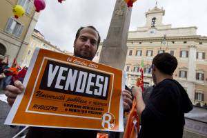 Università, sit in degli studenti a Montecitorio
 
Tesoro: "Entro fine anno le risorse si trovano"