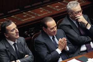 Fiducia doppia per Berlusconi, Fli spaccato 
"Allargare maggioranza. Fini? Porta chiusa"