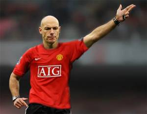 L'arbitro con la maglia dello United: 
Babel rischia squalifica per un tweet