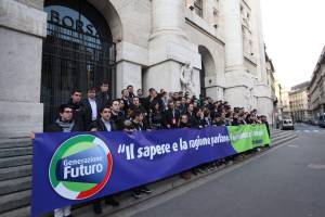 In marcia sul Giornale 
Ma la protesta del Fli  
finisce in pagliacciata