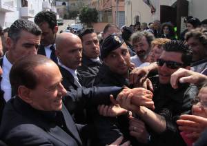 BERLUSCONI APPLAUDITO A LAMPEDUSA 
"ORA TUNISI FERMERA' LE PARTENZE"