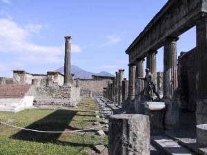 Pompei, il ministro Galan cerca gli sponsor 
E promette: "Da domani arriverà la cura" 