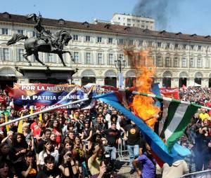 Gli antagonisti rovinano 
il corteo del 1° maggio:  
a fuoco bandiere Cisl e Uil