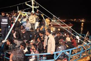 Lampedusa al collasso: 1300 sbarchi 
Nella notte tragedia sfiorata in mare
