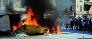 Esplode la rabbia dei lavoratori: blocco stradale, cassonetti in fiamme