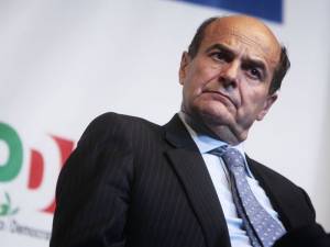 Bersani torna alla carica: 
"Scippo sul nucleare 
Multe ai tg? Paghi il Cav"