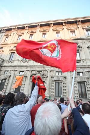 Una giornata surreale  
tra vecchi slogan e  
fantasmi del passato