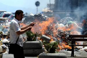 De Magistris "affonda" nei rifiuti 
Napolitano: intervenga il governo