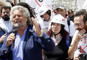 Grillo lancia il sasso  
ma poi toglie la mano:
 
black bloc da arrestare