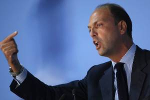 Alfano respinge il diktat di Casini: 
"Impossibile accantonare il Cav"