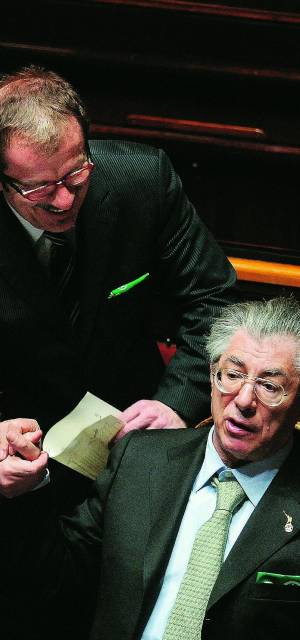 Bossi apre uno spiraglio sulla riforma pensioni: «Ma il governo rischia»