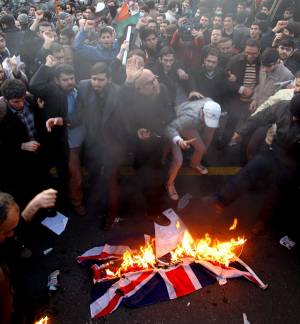 Assalto all’ambasciata, l’Iran «avverte» Londra