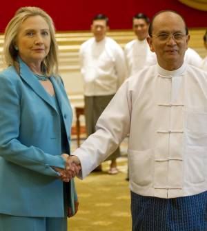 La Clinton in Birmania  stringe la mano  al capo degli stupratori
