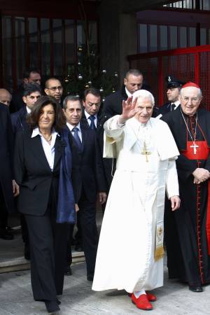 Il Papa al carcere di Rebibbia "Migliorerà la situazione..." I detenuti gridano "amnistia"