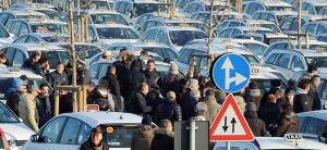 Tassisti sulle barricate Blocchi e caos in tutta Italia