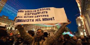 Migliaia di tassisti a Roma: "Chi non salta Monti è" Ma poi il fronte si spacca