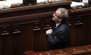 Maroni zittisce le polemiche: "Spetterà a Bossi decidere se restare a capo della Lega"