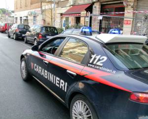 Roma sempre più violenta: reagisce durante la rapina, ferito il direttore del market