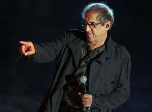 Celentano farnetica e attacca i preti A Sanremo difende solo Santoro e don Gallo