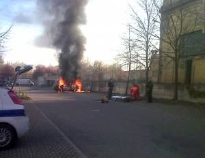 Troppe tasse, un muratore si dà fuoco davanti all'Agenzia delle entrate: è grave