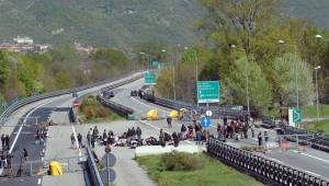 No Tav, dopo quasi un giorno liberata l'autostrada A32 Ancora violenza sui cronisti