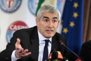 Casini azzera i vertici Udc e fa shopping tra i tecnici: via al nuovo polo di centro