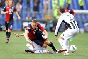 Calcio, caos al Marassi Genoa ostaggio degli ultras: costretti a togliersi le maglie