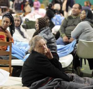 Terremoto, gli immigrati  conquistano le tendopoli  Gli italiani si arrangiano