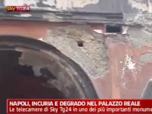 Napoli, Palazzo Reale deturpato dall'incuria  Ma nessuno fa nulla