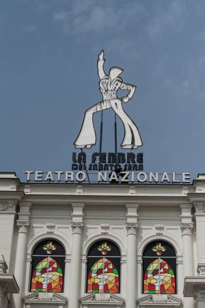 Un Tony Manero gigante  domina lo sky line di Milano