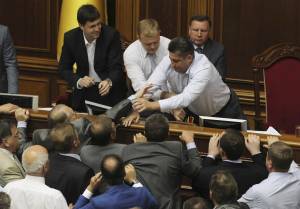 Russo lingua ufficiale,  rissa in Parlamento a Kiev