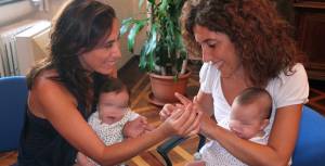 Francesca Vecchioni (a sinistra) con Alessandra Brogino e le figlie gemelle