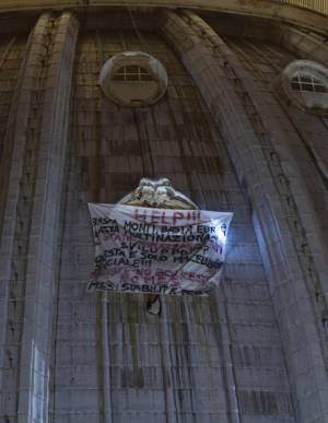 Roma, per protesta si arrampica sul Cupolone: "Basta Monti, basta Europa"
