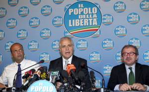 Lombardia, Formigoni: "Si va al voto. Io sarò in campo". La sfida di Maroni: "Facciamo le primarie"