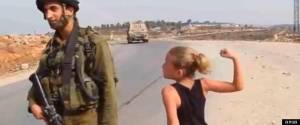 La bambina palestinese Yad Tamimi ripresa mentre, a pugni chiusi, insegue e rimprovera militari israeliani