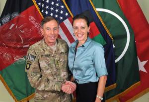 Caso Petraeus, documenti top secret a casa di Paula Broadwell