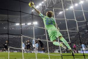 La Lazio ferma la Juventus: reti inviolate a Torino. E il Napoli spreca col Milan