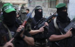 Uomini di Hamas a volto coperto nelle strade di Gaza City