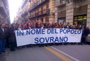 Deputati grillini in marcia verso Palazzo dei Normani per la seduta inaugurale dell'Assemblea regionale siciliana