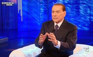 L'ex premier Silvio Berlusconi durante l'intervento a "Domenica Live"