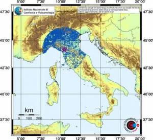 L'Italia trema ancora: da Firenze a Trento la gente fugge in strada