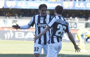 Stephan Lichtsteiner festeggia con Alessandro Matri