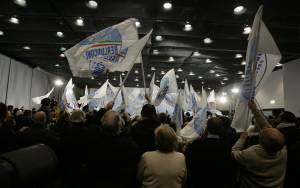 Il pubblico sventola le bandiere all'ingresso di Silvio Berlusconi