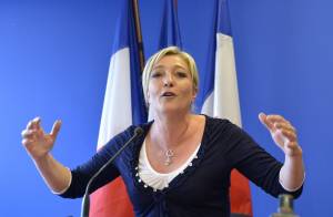 Marine Le Pen a Grillo: "Incontramioci per uscire insieme dall'euro"