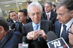Monti: "Ereditato governo da cialtroni". Berlusconi: "È disperato"