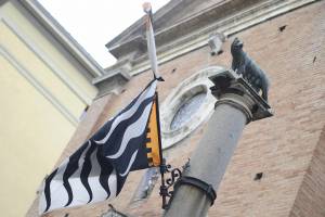 Bandiera a mezz'asta della contrada della Lupa in lutto per David Rossi