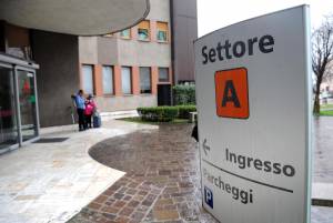 L'ospedale San Raffaele dove è ricoverato Berlusconi per l'uveite bilaterale