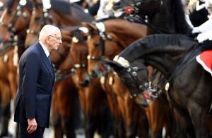 Il presidente della Repubblica Giorgio Napolitano nel piazzale del Quirinale